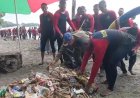 Pusdik Brimob Gelar Aksi Bersih Pantai Pasir Putih Situbondo, Tindak Lanjuti Arahan Presiden RI